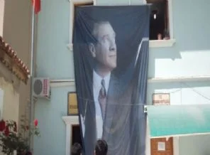 Kutlu Doğum için camiye Atatürk posteri astılar!