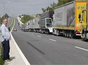 Kuyruk 8 kilometreyi buldu