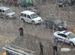 Lapa lapa yağan Nisan karı şaşırttı
