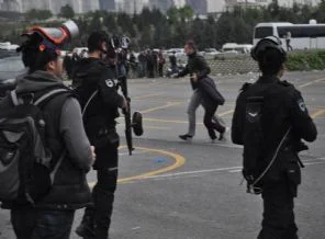 Maça giremeyen taraftarlar polise saldırdı!