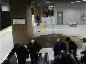 Marmaray'da acilen peronları terk edin uyarısı