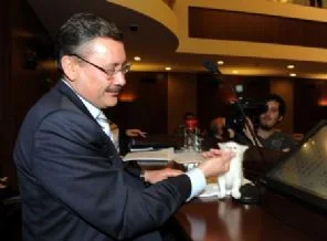 Melih Gökçek'e 'kedi' çelmesi