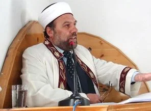 Müftü şehirdeki protestoyu 'yılan'la önledi