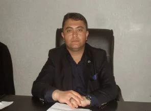 O takım elbiseli kim?