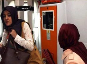Okulu basıp 2 öğretmeni dövdüler
