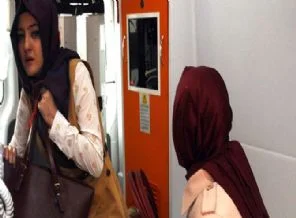 Okulu basıp öğretmenleri dövdüler