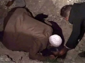 Ölen eşini son defa öptü