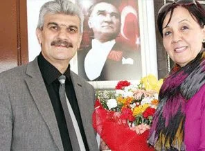 Rakibini yenen karısına çiçekle gitti