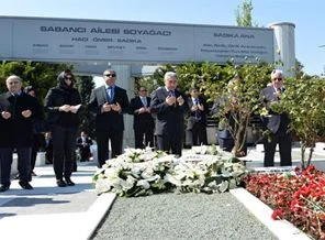 Sakıp Sabancı kabri başında anıldı