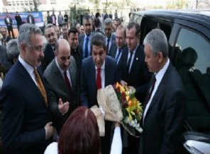 Şampiyon başkan çiçeklerle karşılandı