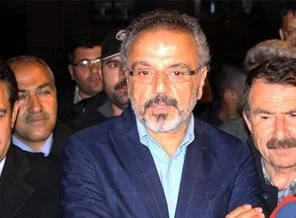 Sırrı Sakık Ağrılı esnaftan özür diledi