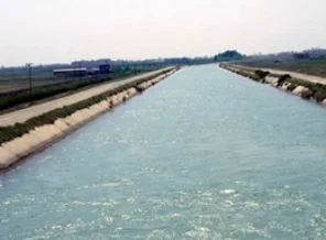 Sulama kanalına düşen kızlar kurtarıldı