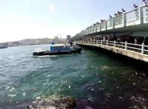 Yaşlı bir adam Galata Köprüsü'nden denize düştü