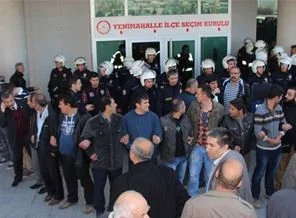YSK binası önünde hareketli saatler