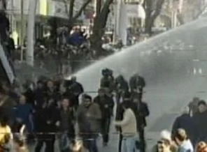 YSK önünde polis müdahalesi
