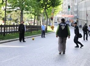1 Mayıs polislerinin futbol keyfi