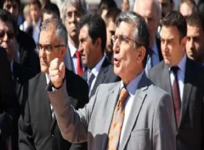 19 Mayıs töreninde Çelenk gerginliği