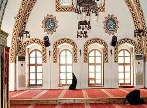 19 yıl kıbleye yanlış döndüler! Farkettiklerinde ise...