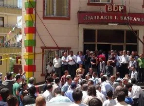 Aileler BDP binasını bastı!