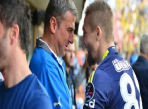 Akhisar'ın hocası bıraktı