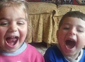 Alevlerden kaçamayınca birbirlerine sarılmışlar