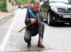 Arazim deyip ana caddeye kazık çaktı