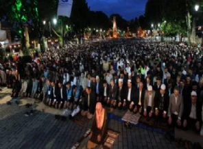 Ayasofya meydanında sabah namazı