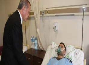 Başbakan yaralıları hastanede ziyaret etti