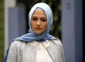 'Başörtülü kadını oynadım diye eleştirildim'