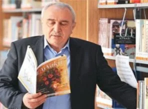 Bir neslin elini tutan Ay Vakti