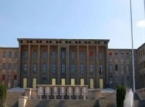 Bir tek Meclis'te bayrak yarıya inmedi!
