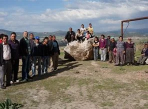 Bu köyün üzerine her gün taş yağıyor!