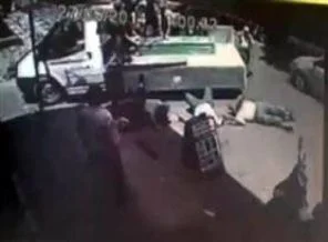 Cenaze taşıyan kamyonetten düştüler