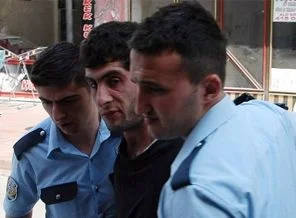 Çevik kuvvet kıyafetiyle polise saldırdı: 2 yaralı