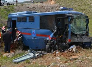 Cezaevi aracı devrildi : Ölü ve yaralılar var