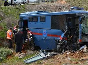 Cezaevi nakil aracı devrildi: 1 ölü, 9 yaralı
