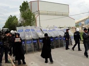 Cezaevi önünde taşlı sopalı eylem