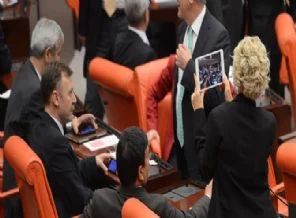 CHP'li Melda Onur Meclis'teki görüşmeyi canlı yayınladı