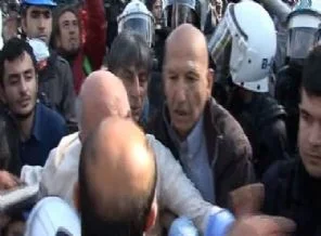 CHP'li vekil polise yumruk attı