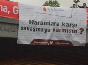 Cinsel içerikli reklamlara afişli tepki!