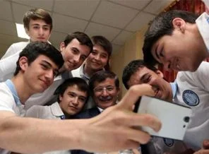 Davutoğlu'dan yemekhane 'selfie'si