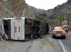 Erzurum'da yolcu otobüsü devrildi