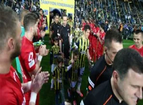 Galatasaraylılar, Fener'i alkışlamadı