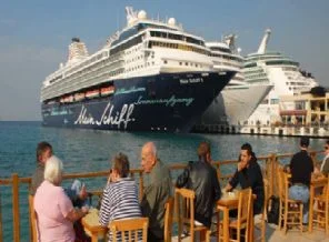 Gemilerden 2,2 milyon turist geldi