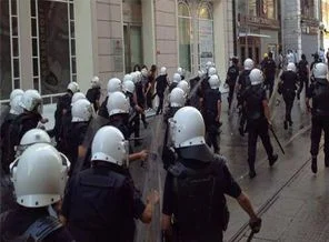 'Gezi'de polislerin kask numaraları yoğunluktan silindi