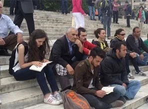 Gezi Parkı'nın merdivenlerinde kitap okuma eylemi