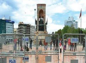 Göstericinin çantasından bomba çıktı!
