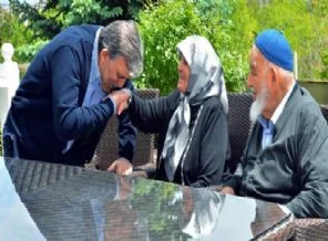 Gül'den fotoğraflı anneler günü mesajı