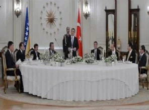 Gül'den İzzetbegoviç onuruna yemek