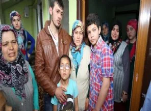 Hem eşini, hem oğlunu bekliyor